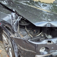 Frontschaden mit eingedrückter Motorhaube
