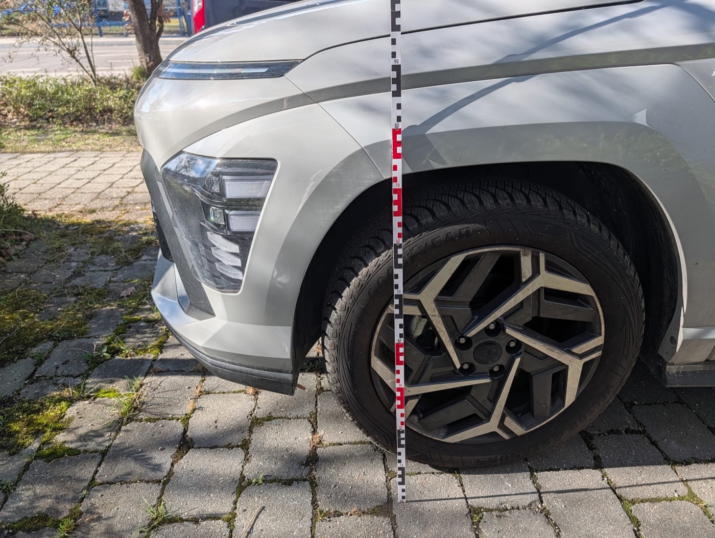 Schaden am Kotflügel, mit Messlatte dokumentiert