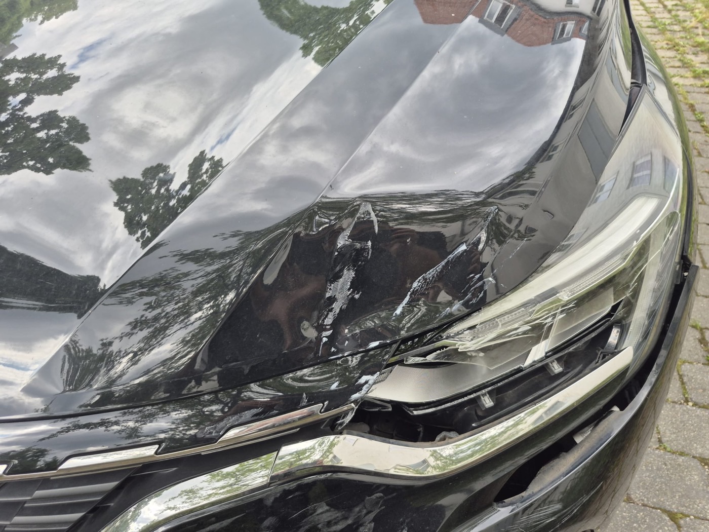 Eingedrückte Motorhaube und Scheinwerfer